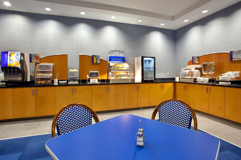 Holiday Inn Express Hotel & Suites Norfolk Airport By Ihg Екстериор снимка