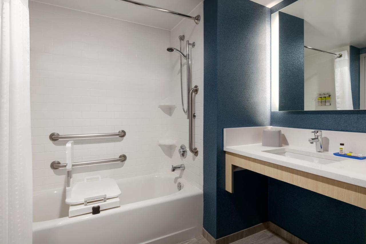 Holiday Inn Express Hotel & Suites Norfolk Airport By Ihg Екстериор снимка