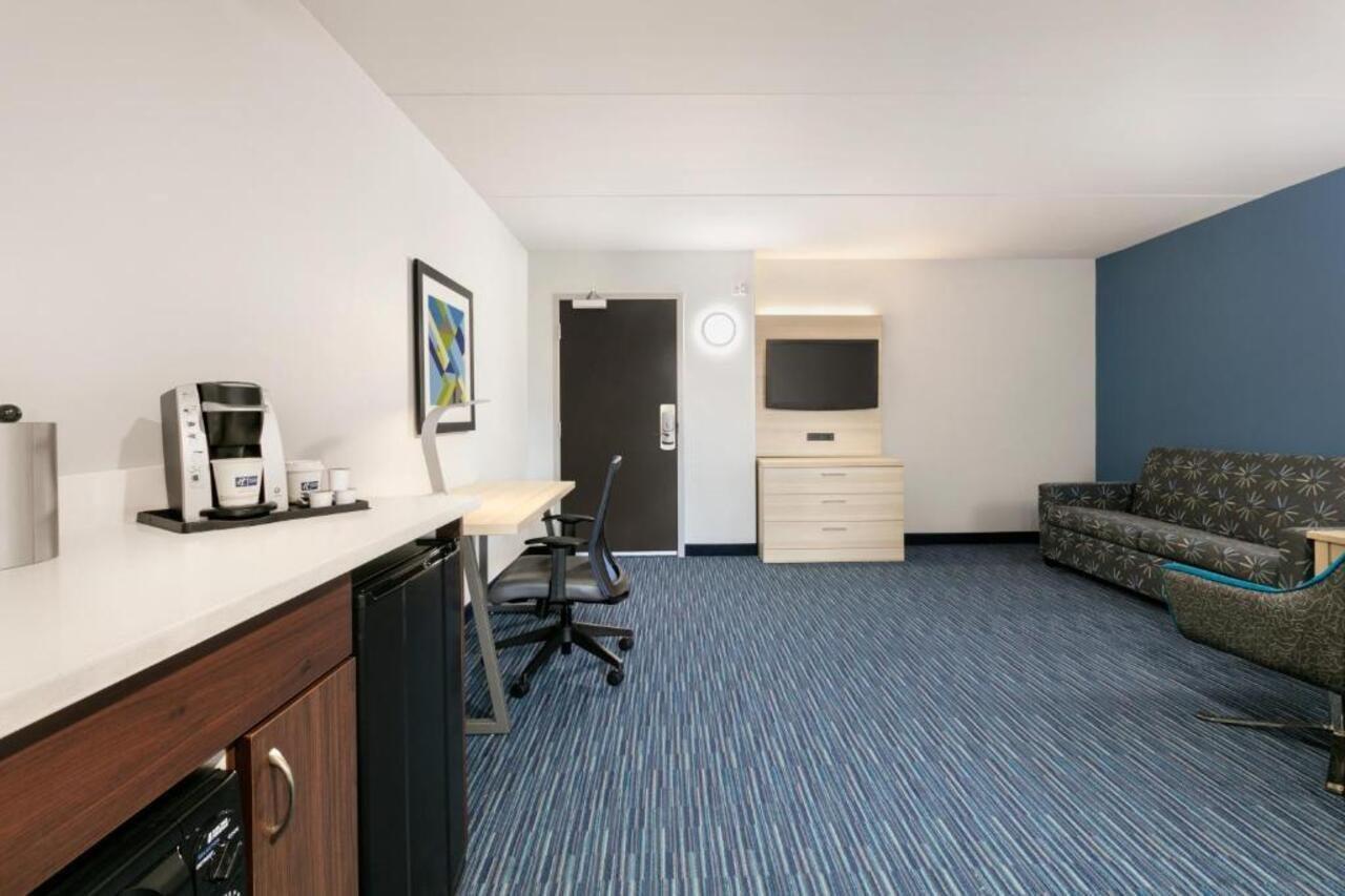 Holiday Inn Express Hotel & Suites Norfolk Airport By Ihg Екстериор снимка
