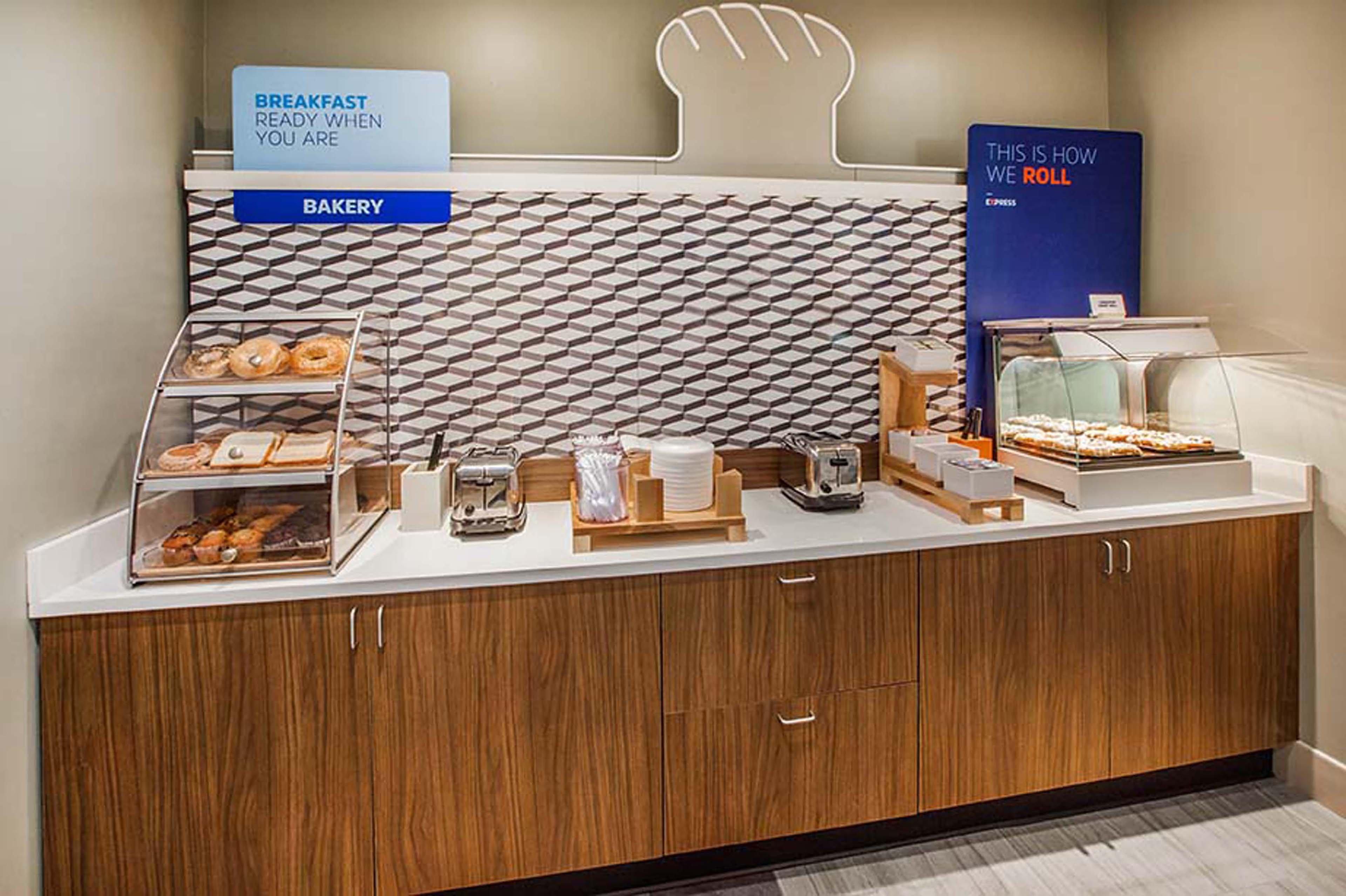 Holiday Inn Express Hotel & Suites Norfolk Airport By Ihg Екстериор снимка